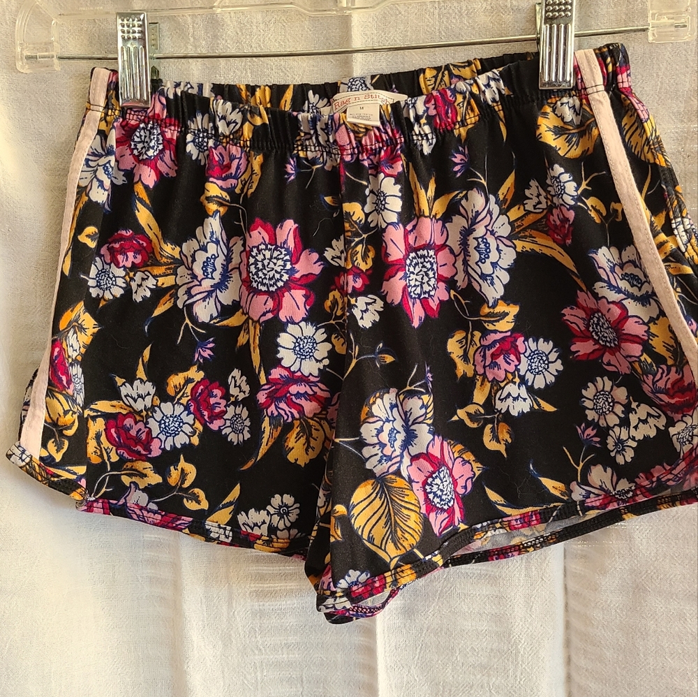 Rag & Stitch Juniors Shorts in Floral